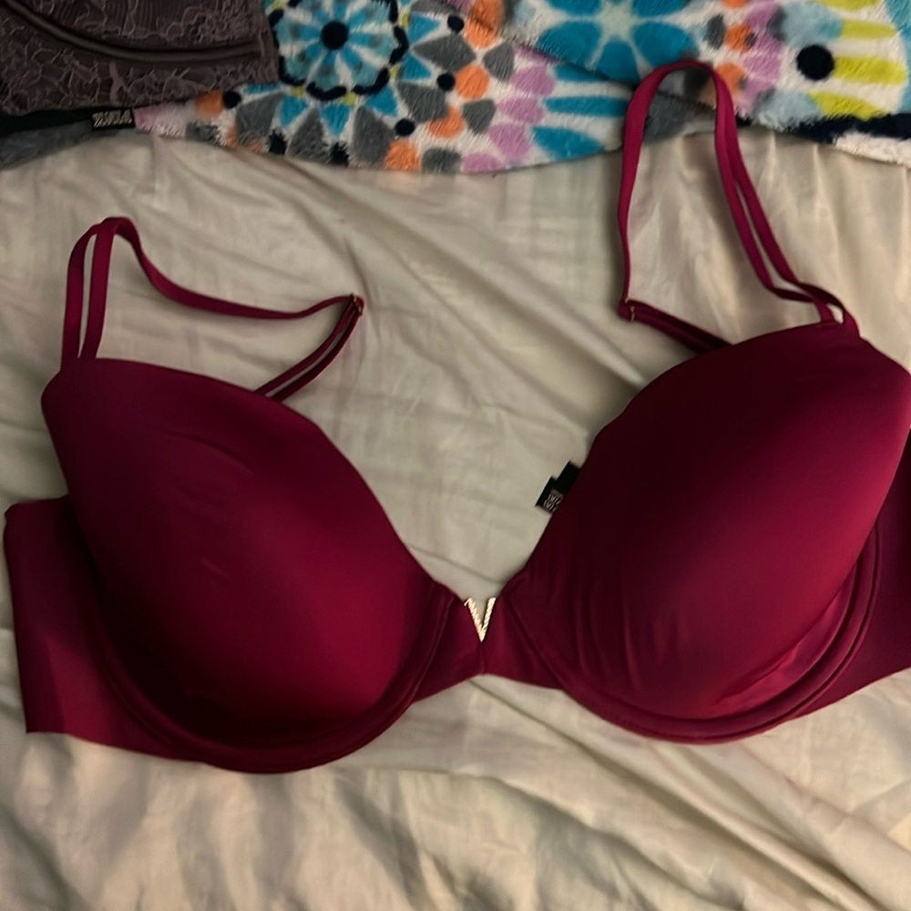 Victoria’s Secret V embellishment bra